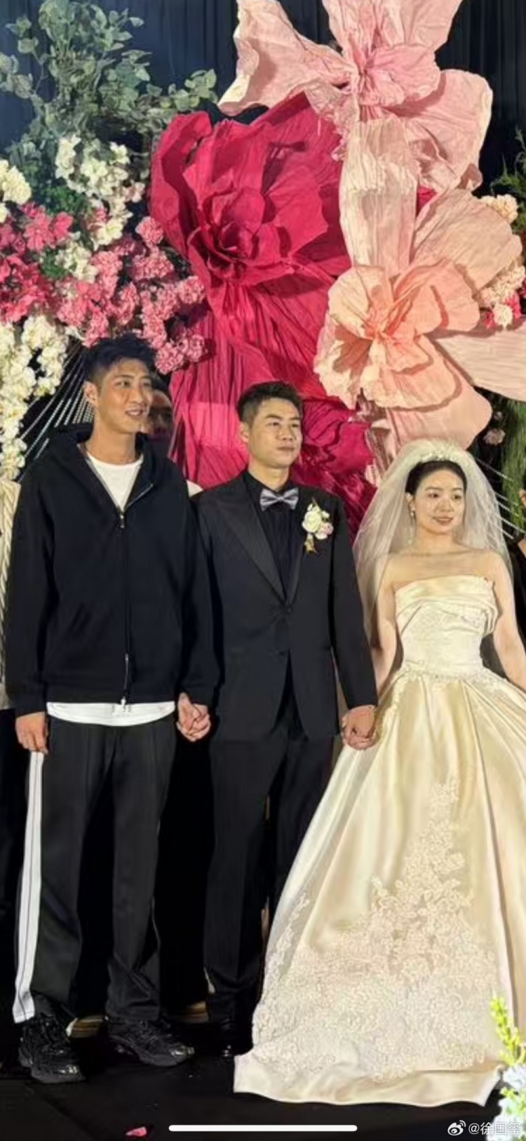 哥倆好！楊帆舉行婚禮，合影時不忘牽起前隊友邱添一的手