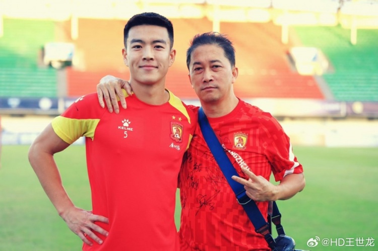 王世龍悼念廣州隊(duì)攝影師：每次都帶著笑容喊我龍龍，一路走好毛哥